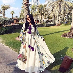 ¡GUAU! Vestido largo ucraniano de lino de leche con preciosas flores bordadas - Túnica étnica boho - Estilo boho folclórico moderno