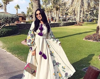 WOW! Długa ukraińska sukienka z wyszywanki z mlecznego lnu z pięknymi haftowanymi kwiatami - Tunika w stylu etnicznym boho - Nowoczesny styl ludowy boho