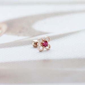 Flor rosa rubí cz Lóbulo de oro macizo de 14K, concha interna, concha externa, perforación de hélice