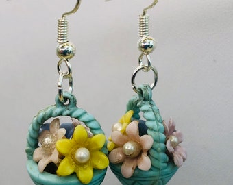 Boucles d'oreilles kitsch vintage des années 1950 en forme de panier de fleurs en plastique avec de nouveaux crochets en métal argenté, oreilles percées.