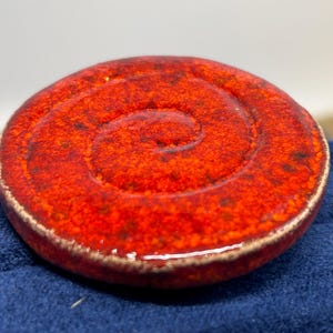 Broche vintage de cerámica/alfarería artesanal hecho a mano de la década de 1970.