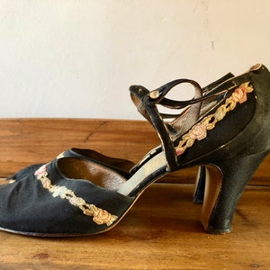 Vintage ladies shoes / Edwardian shoes / silk embroidered shoes / Marshall & Snelgrove / UK size 5 or 5.5 shoes / Antique shoes