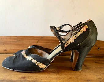 Vintage ladies shoes / Edwardian shoes / silk embroidered shoes / Marshall & Snelgrove / UK size 5 or 5.5 shoes / Antique shoes