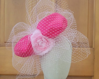 Fascinator per feste con nastri e fiori rosa