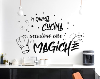 Adesivo murale frase In questa cucina c'è magia scritta adesiva da muro wall stickers scritta cucina wall decal