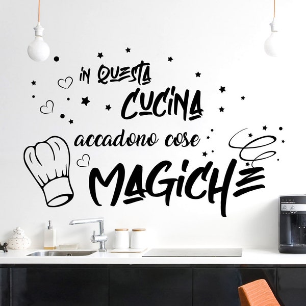 Adesivo murale frase In questa cucina c'è magia scritta adesiva da muro wall stickers scritta cucina wall decal