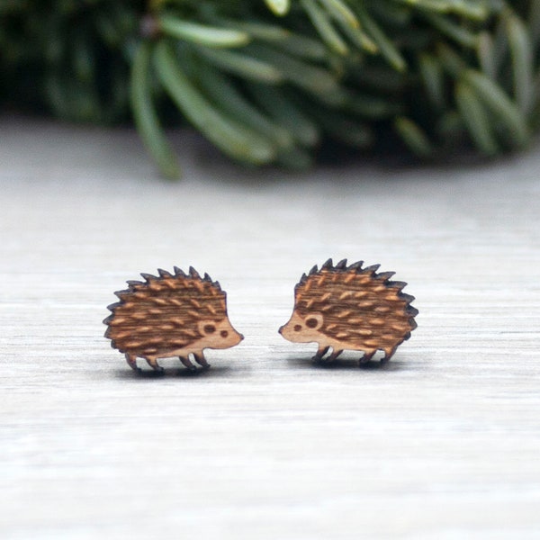 Niedliche Igel Ohrringe - British Wildlife Schmuck, zierliche Holz Tier Ohrstecker mit hypoallergenen Beiträge, Geschenk für Sie