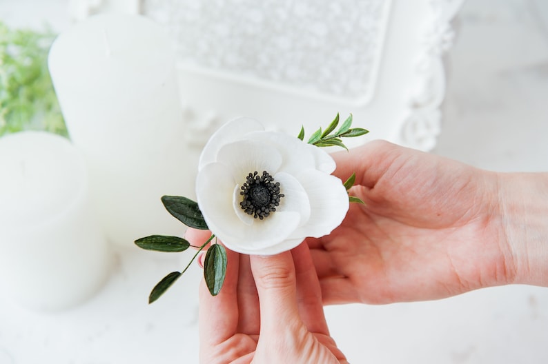 White anemone hair clip, Bride hair piece, White Poppy Hair Clip, Wedding accessory, Hair flower, Botanic hair piece, Bridesmaide headpiece image 3