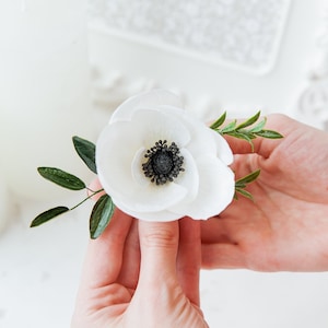 White anemone hair clip, Bride hair piece, White Poppy Hair Clip, Wedding accessory, Hair flower, Botanic hair piece, Bridesmaide headpiece image 1