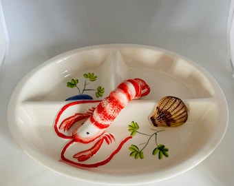 Plateau de service de fruits de mer peint à la main avec du homard, des moules et des palourdes. Plaque ovale à trois sections.