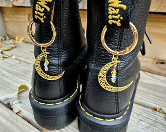 Guldfärgade månstövelberlocker: Handinslagna berlocker och klockor