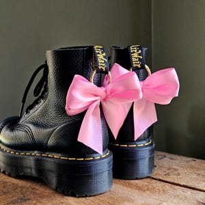 Rosa satinstövelroséberlocker bild 1