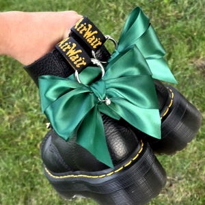 Adornos verdes para botas con lazo y campanitas plateadas o doradas.