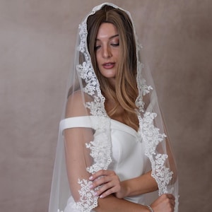 Lace Veil Mantilla Veil with comb Lace Edge Mantilla Veil Fingertip Veil Scalloped Veil with lace Cathedral Veil Mantilla Lace Chapel Veil