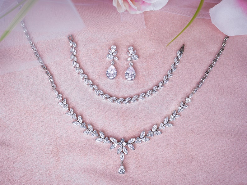 Brautschmuck Set Silber Hochzeitsschmuck Brauthalskette Hochzeitshalskette für die Braut Hochzeitsschmuck für die Braut Kristallohrringe Bild 2