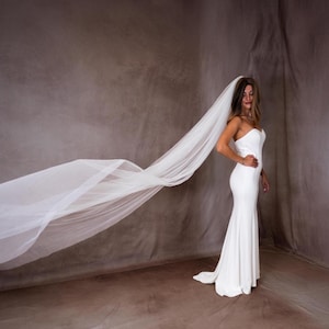 Velo sencillo de tul francés, velo transparente con peine, velo suave de una capa, velo liso, velo catedral sin rematar, velo capilla suave con borde cortado.