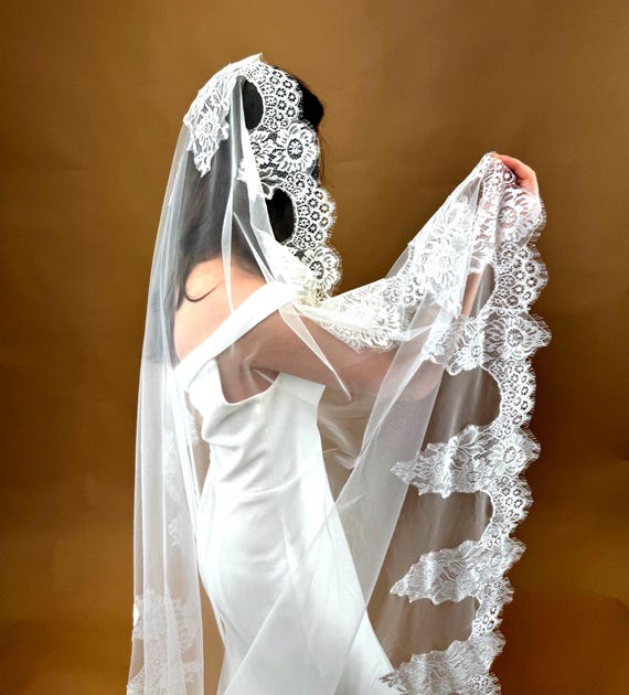Wedding Veil Chantilly Lace Mantilla Veil Fingertip Veil Soft Tulle Lace Veil with lace Cathedral Veil Lace Chapel French Tulle Veil Lace