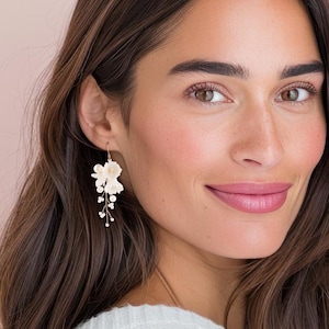 Pendientes florales colgantes para novia, pendientes florales para novia, pendientes colgantes de flores, joyería de boda, regalo de Navidad blanco para ella