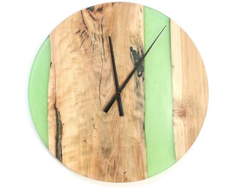 Wall clock Ø55 in semi-transparent green resin and chestnut wood, quartz gear