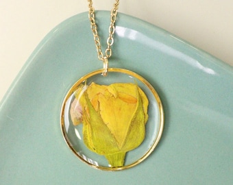 Gold plated stainless steel necklace and resin pendant with yellow rosebud