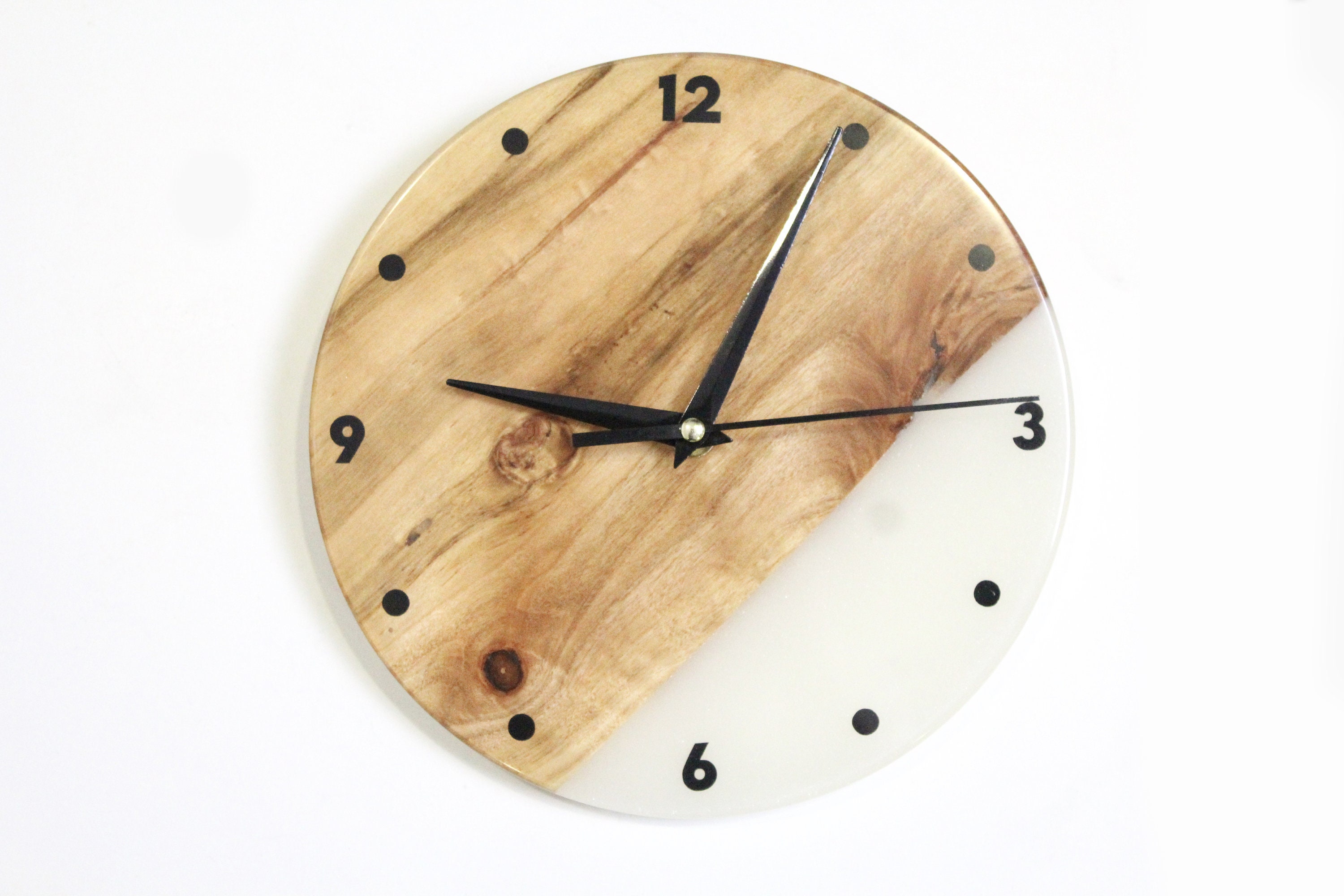 Orologio da parete in resina e legno castagno, orologio bianco con numeri,  ingranaggio al quarzo