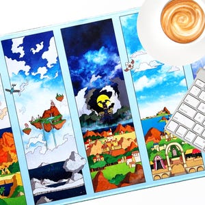 Peut inclure: Tapis de souris coloré avec un paysage fantastique. Le design comprend des îles flottantes, des châteaux et une scène nocturne avec une pleine lune. Une tasse de café et un clavier sont également visibles.