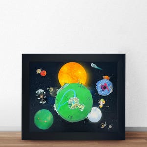 Peut inclure: Une illustration numérique encadrée représentant une scène spatiale vibrante avec un grand soleil jaune, une planète centrale verte avec une rivière bleue et plusieurs planètes environnantes de couleurs variées, dont bleu, vert et gris, sur un ciel étoilé.