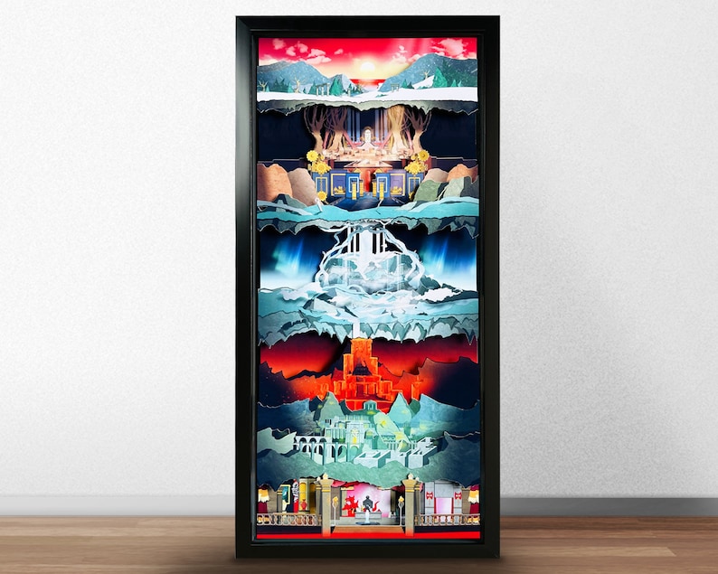 Op de afbeelding: Een ingelijst papieren kunstwerk dat een gelaagd landschap voorstelt met een bergketen, een bos, een waterval, een kasteel en een podium met een rode loper en een troon. Het kunstwerk is in een zwarte lijst.