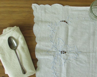 Runner da tavolo con ricamo a taglio vintage / Runner da tavolo con ricamo in lino vintage / Biancheria da tavola con taglio / Biancheria da tavola vintage in stile cottage