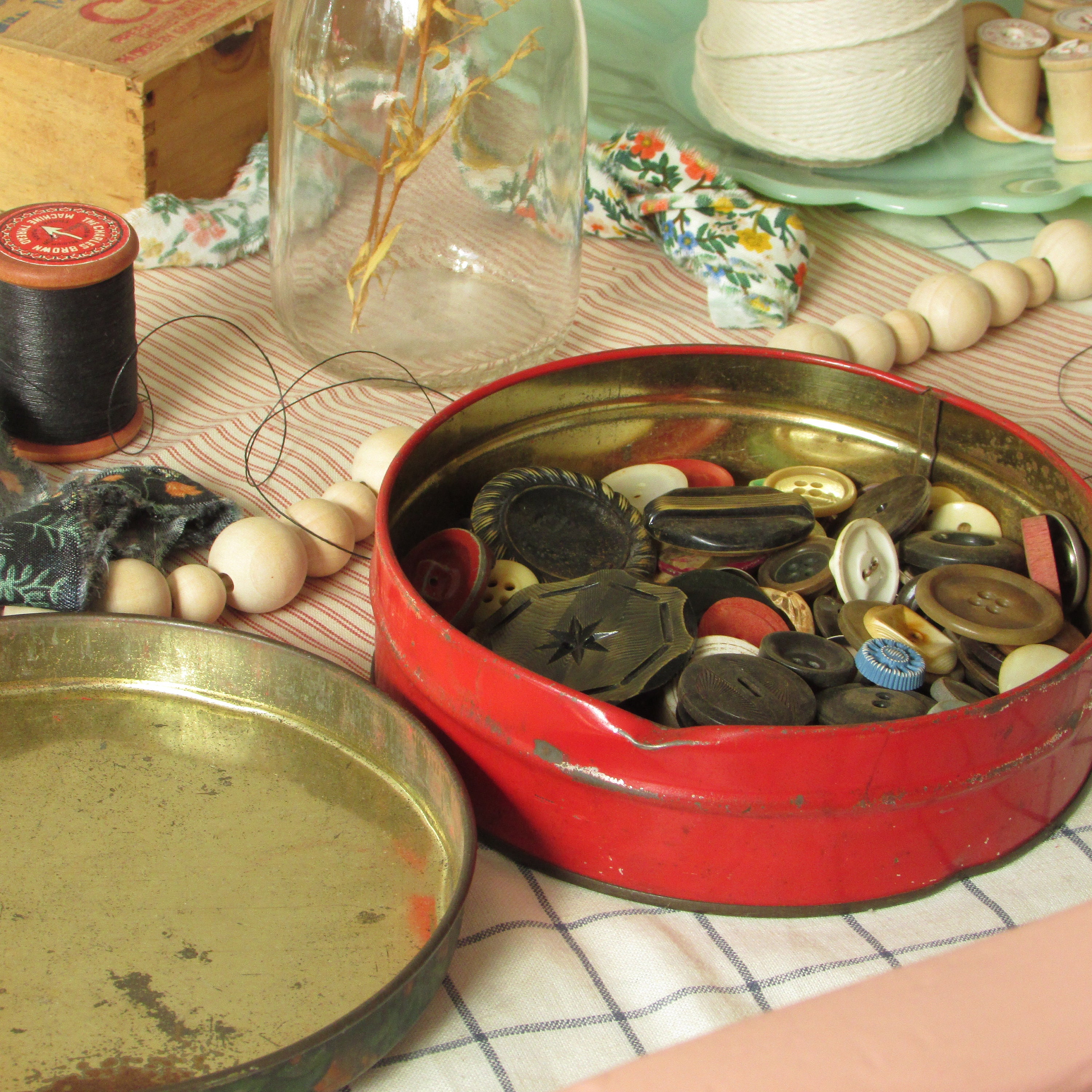 Vintage Button Lot in Rustic Metal Tin / Vintage Sewing Buttons