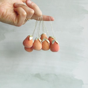Vintage Old World gezuckerte Mini Birne Weihnachtsschmuck mit Seidensamt und Dresdner Zierleiste / Retro Weihnachtsfrucht Ornament MENGE 1 PRO BESTELLUNG