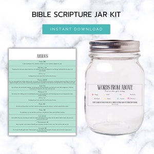 Puede incluir: Kit de tarro de Escrituras bíblicas imprimible con descarga digital. El kit incluye una etiqueta de tarro con las palabras "Palabras de arriba" y una lista de versículos bíblicos categorizados por emoción: Feliz, Triste, Perdido, Agradecido, Dudar de Dios, Paz, Fuerza y ​​Valor.  Toda palabra de Dios es pura. Él es un escudo para los que confían en Él. Proverbios 30:5.