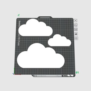 Könnte beinhalten: Eine digitale Schnittstellenansicht einer dunkelgrauen, quadratischen Bambu Textured PEI-Platte mit Gittermuster. Drei weiße, wolkenförmige Objekte sind auf der Platte angeordnet. Die Oberfläche enthält Symbole für Einstellungen, ein Schloss und die Zahl 01.