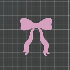 Könnte beinhalten: Eine flache, hellrosa Grafikillustration einer Schleife mit zwei Schlaufen und zwei langen, gewellten Bändern, die nach unten verlaufen. Das Design hat glatte, abgerundete Kanten und einen zentralen Knoten auf einem dunkelgrauen Raster.