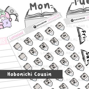 Puede incluir: Un conjunto de 14 pegatinas grises y blancas con los números del 1 al 14 y los días de la semana, de lunes a domingo. Las pegatinas están diseñadas para ser usadas en una agenda Hobonichi Cousin.