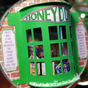 Zauberer Süßwarenladen - Christbaumkugel Dekoration mit handgefertigten aufwendigen 3D-Papierschnitten - Teil der Kollektion