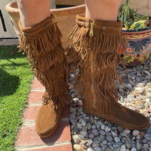 Womens Minnetonka size 10, BoHo knee-high, fringed, zip up suede boots