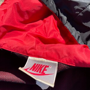 Chaqueta cortavientos con capucha Nike Swoosh Med, estilo vintage de los años 90, en colores rojo y negro. imagen 16