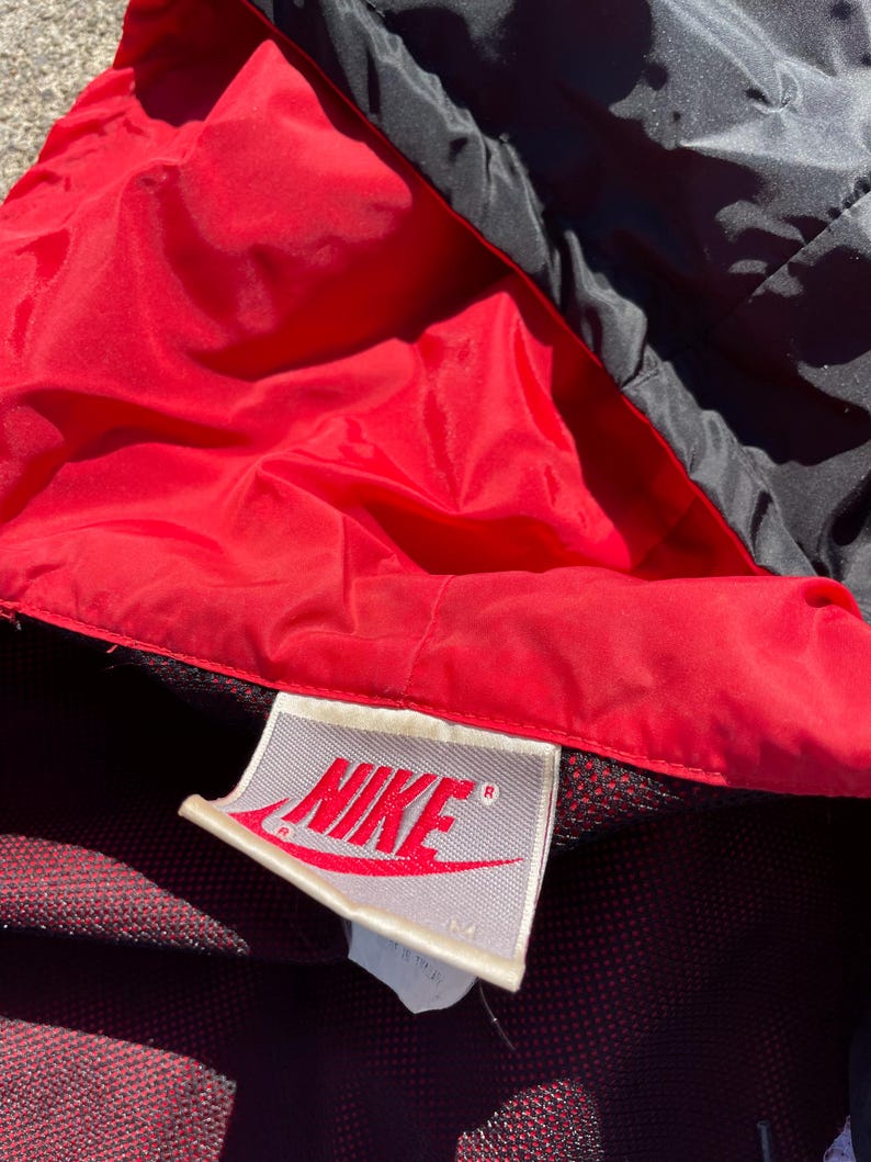 Chaqueta cortavientos con capucha Nike Swoosh Med, estilo vintage de los años 90, en colores rojo y negro. imagen 16