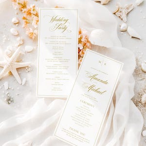 Pu&ograve; includere: Due programmi di cerimonia di matrimonio bianchi con lettere dorate. Il programma superiore elenca la festa di matrimonio e il programma inferiore elenca l'ordine della cerimonia. I programmi sono su uno sfondo bianco con conchiglie e stelle marine.