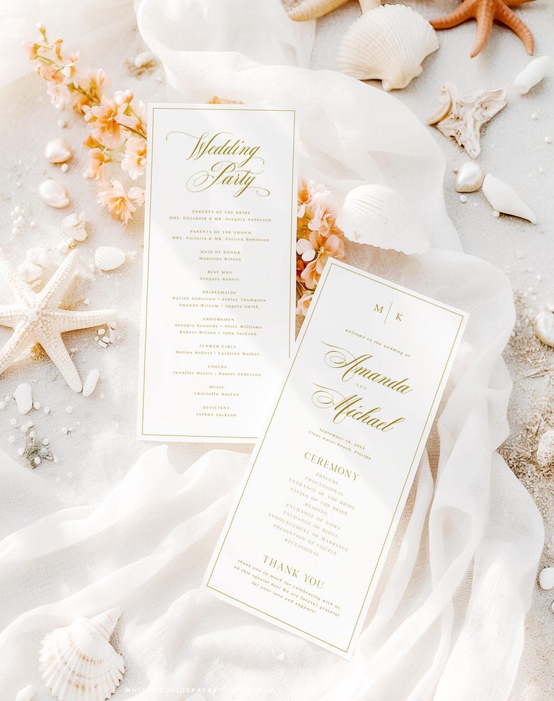 Pu&ograve; includere: Due programmi di cerimonia di matrimonio bianchi con lettere dorate. Il programma superiore elenca la festa di matrimonio e il programma inferiore elenca l'ordine della cerimonia. I programmi sono su uno sfondo bianco con conchiglie e stelle marine.