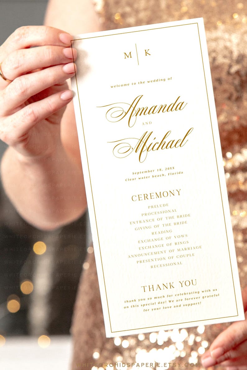 Pu&ograve; includere: Un programma di cerimonia di matrimonio bianco con lettere dorate. Il programma elenca l'ordine degli eventi per il matrimonio di Amanda e Michael, che si terr&agrave; il 18 settembre 20XX a Clear Water Beach, in Florida.