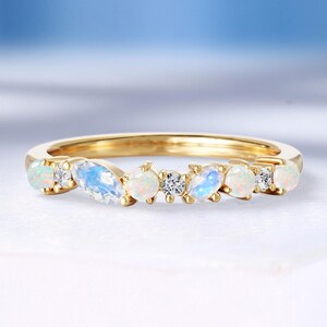 Alianza de boda vintage de piedra lunar y ópalo blanco, anillo hecho a mano de oro macizo de 18 quilates, anillo patchwork personalizado, elegantes anillos apilables a juego para mujer.