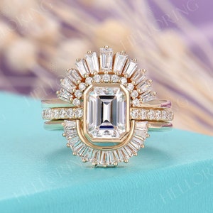 Art Deco Moissanit Verlobungsring Set im Smaragdschliff, Gelbgold Bandring, Diamant im Baguetteschliff Diamant Ehering, Halb Eternity Ring für Frauen