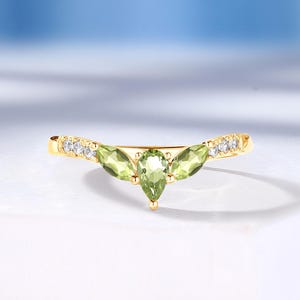 Classic Peridot Curved Wedding Band with Moissanite, Elegant Gemstone Ring, V-shaped 14K Yellow Gold Band, Delicate Women&#39;s Matching Band
