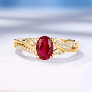 Ovaler Verlobungsring mit Laborrubin und im Labor gezüchtetem Diamanten: 14-karätiger Goldring, Geburtssteinring für Juli, Jahrestagsgeschenk für die Ehefrau
