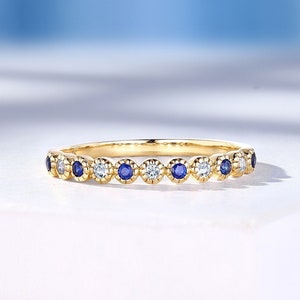 Alianza vintage de zafiro y aguamarina, delicada alianza de media eternidad, anillo milgrain de oro amarillo, anillo nupcial sencillo apilable de HelloRing.
