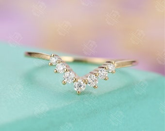 Bracelet de mariage en diamant Curved Wedding Band Unique Chevron Art déco Stacking Matching Dainty Bridal Anniversary Bague de promesse personnalisée