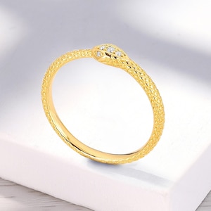 Anillo Ouroboros de oro macizo, alianza de boda con forma de serpiente y diamante, anillo único con textura inspirada en animales.