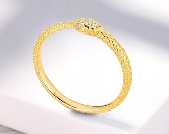Anillo Ouroboros de oro macizo, alianza de boda con forma de serpiente y diamante, anillo único con textura inspirada en animales.